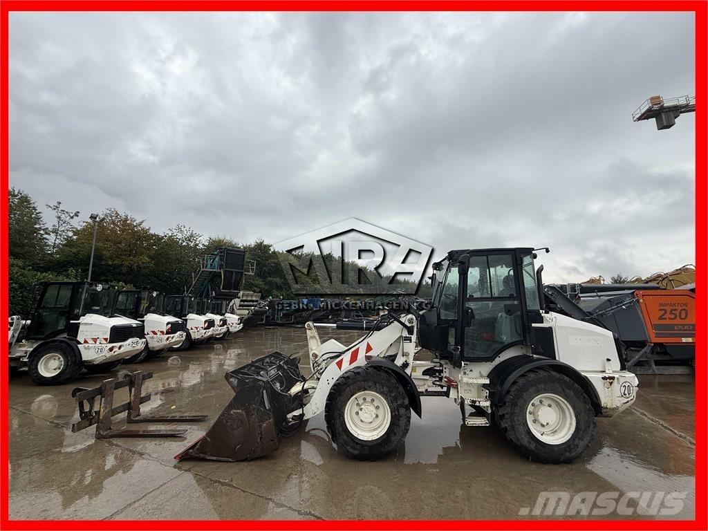 CAT 908M Kolesové nakladače