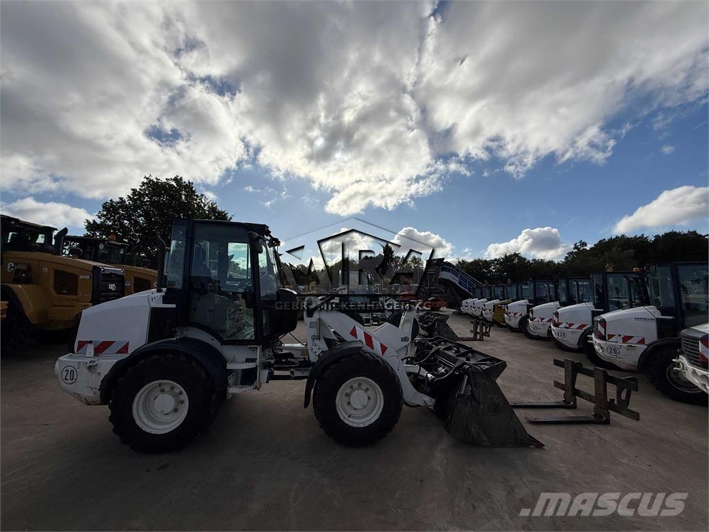 CAT 908M Kolesové nakladače