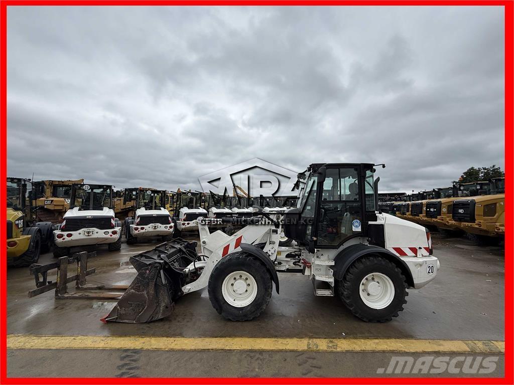 CAT 908M Kolesové nakladače