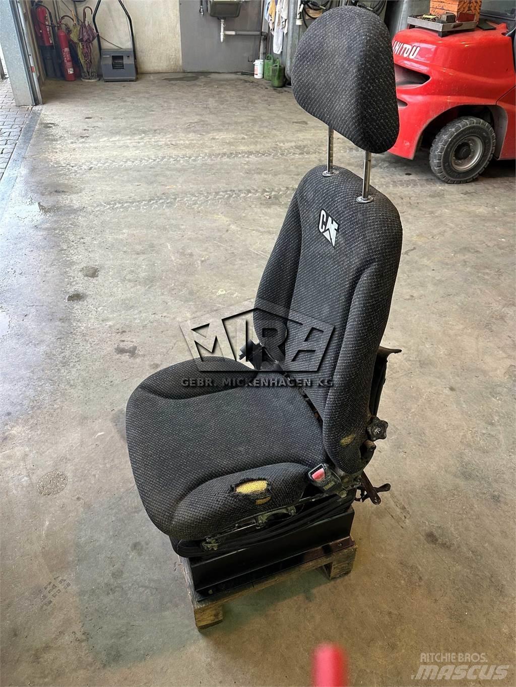 CAT 966 KXE / Sitz Kabíny a interiér