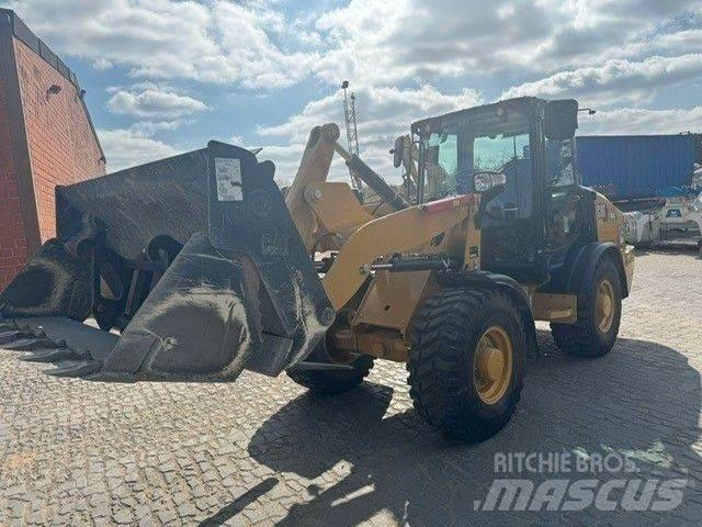 CAT 906 Kolesové nakladače
