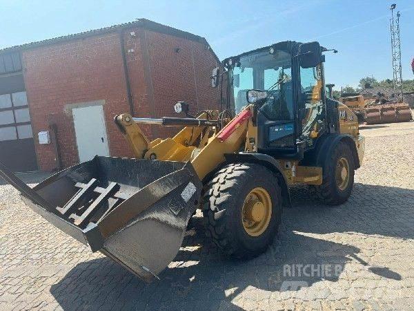 CAT 906 Kolesové nakladače