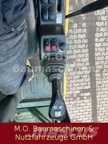 CAT MH 3022 Kolesové rýpadlá