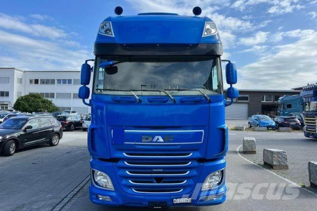 DAF XF510 6x2 Nákladné vozidlá s bočnou zhrnovacou plachtou