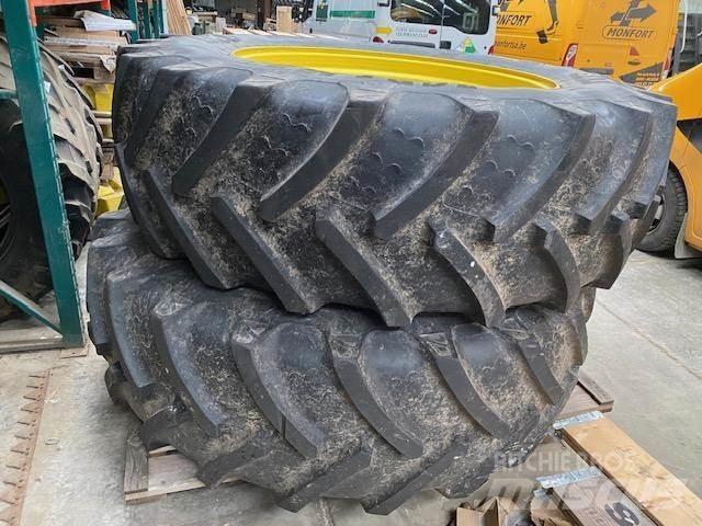 John Deere 7R Pneumatiky, kolesá a ráfiky
