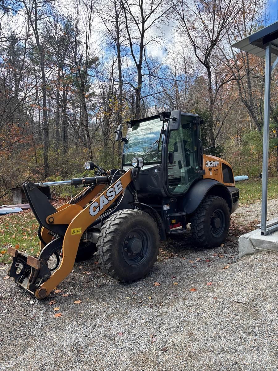 CASE 321F Kolesové nakladače