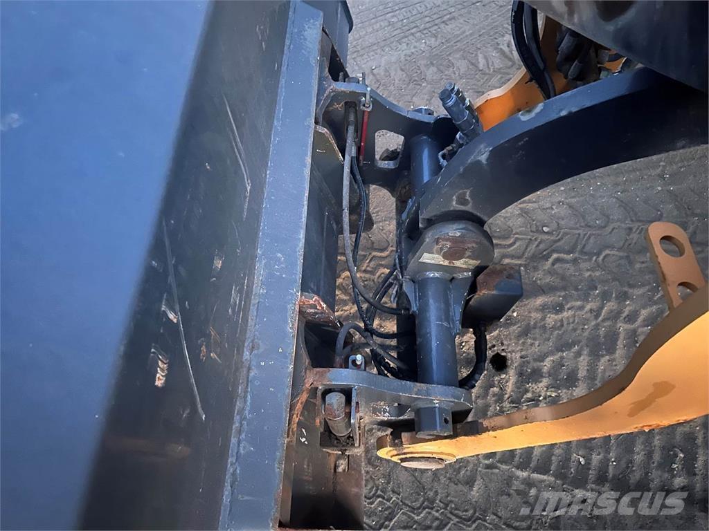 CASE 321F Kolesové nakladače