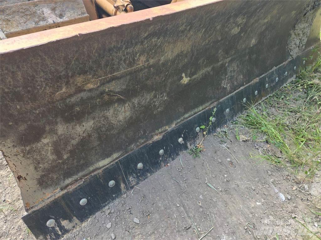 CASE 650L Pásové dozéry