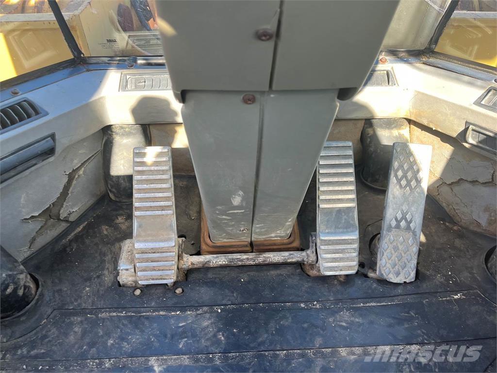 CASE 821C Kolesové nakladače