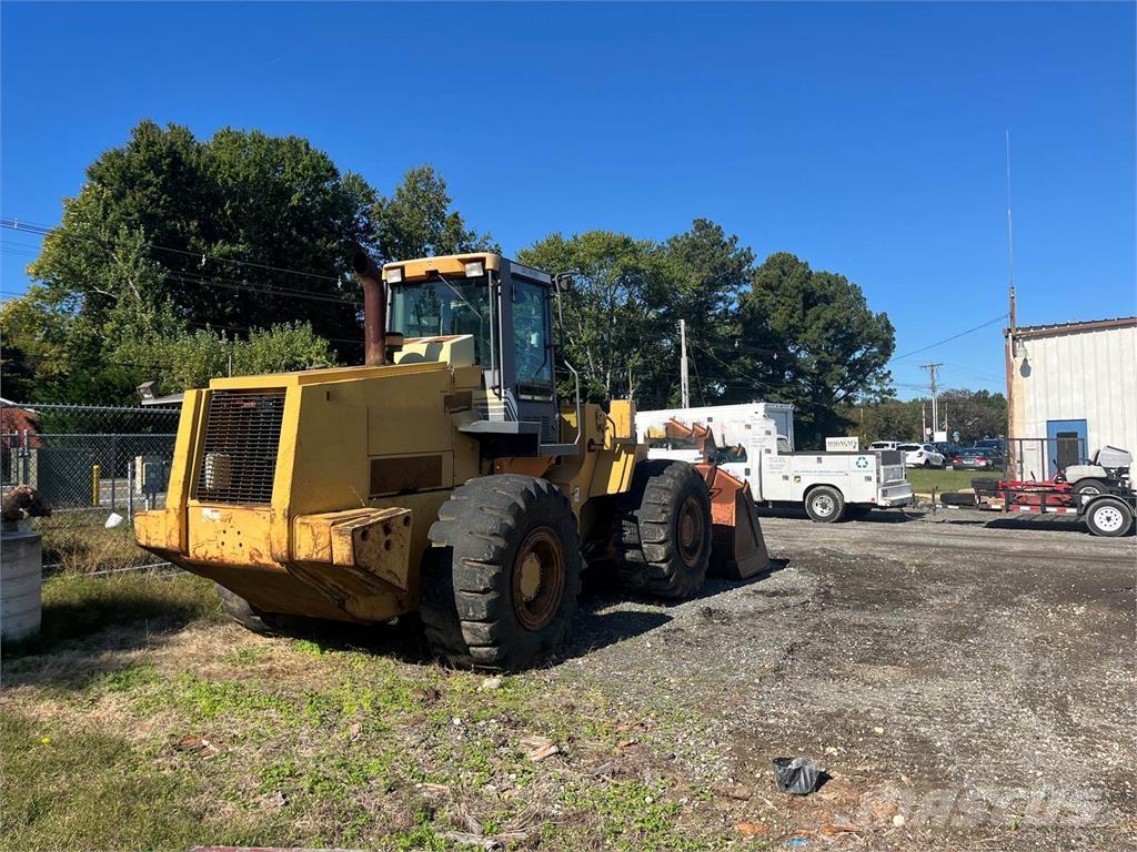 CASE 821C Kolesové nakladače