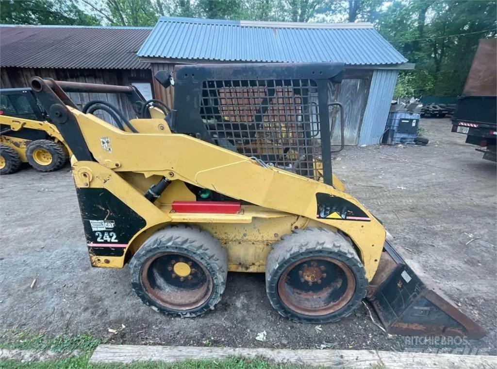 CAT 242 Šmykom riadené nakladače