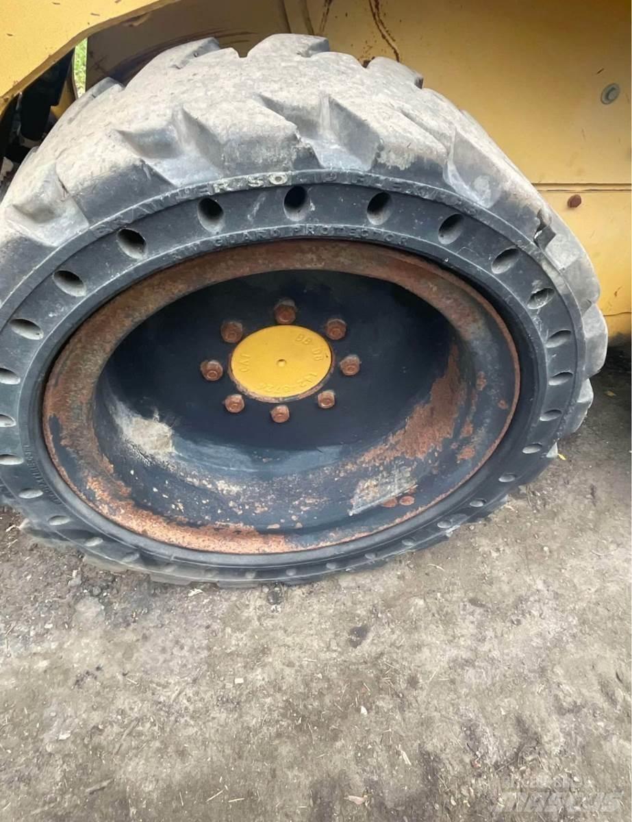 CAT 242 Šmykom riadené nakladače