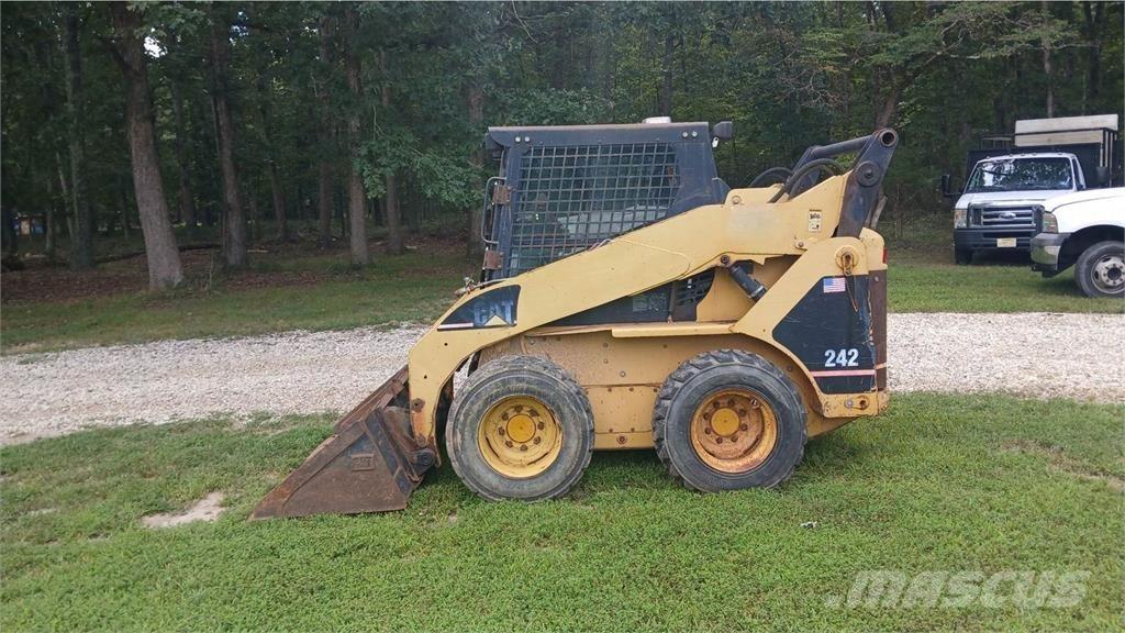 CAT 242 Šmykom riadené nakladače