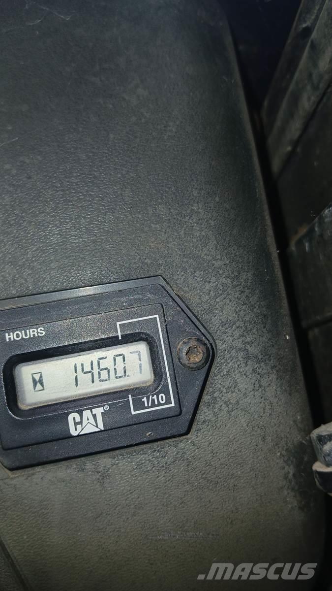 CAT 242 Šmykom riadené nakladače