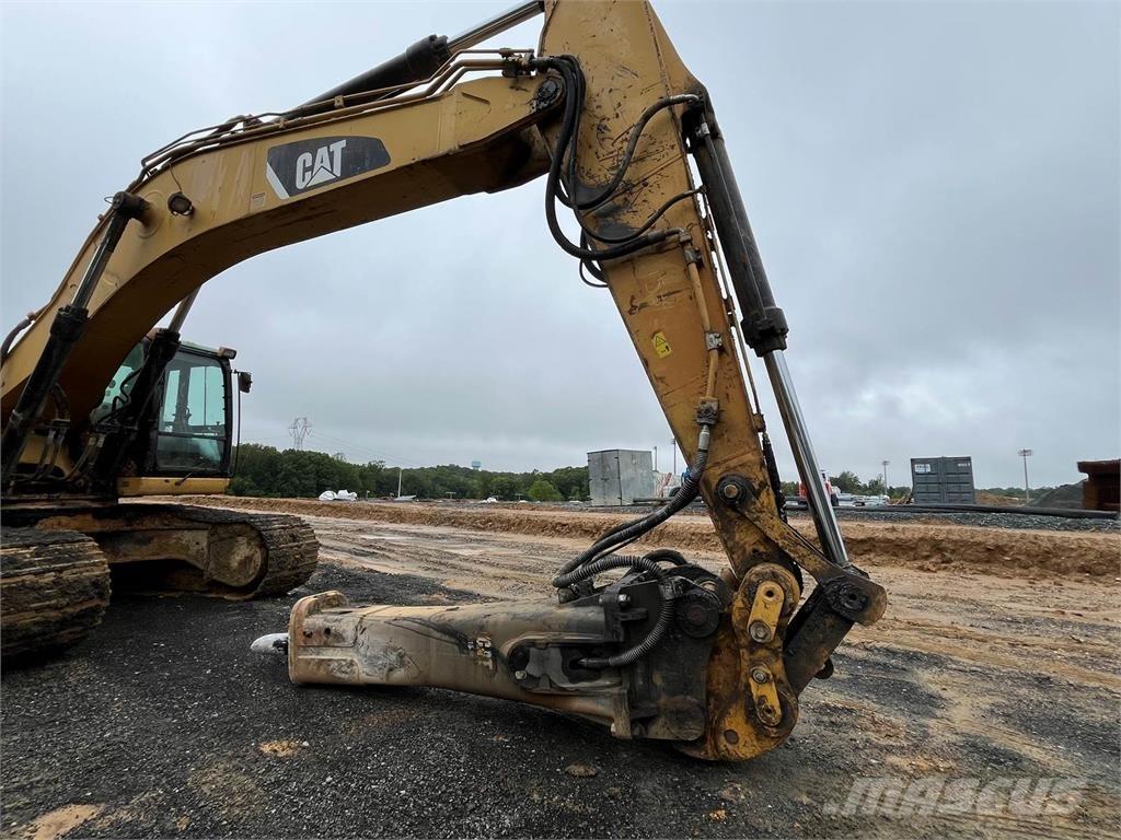 CAT 330DL Pásové rýpadlá