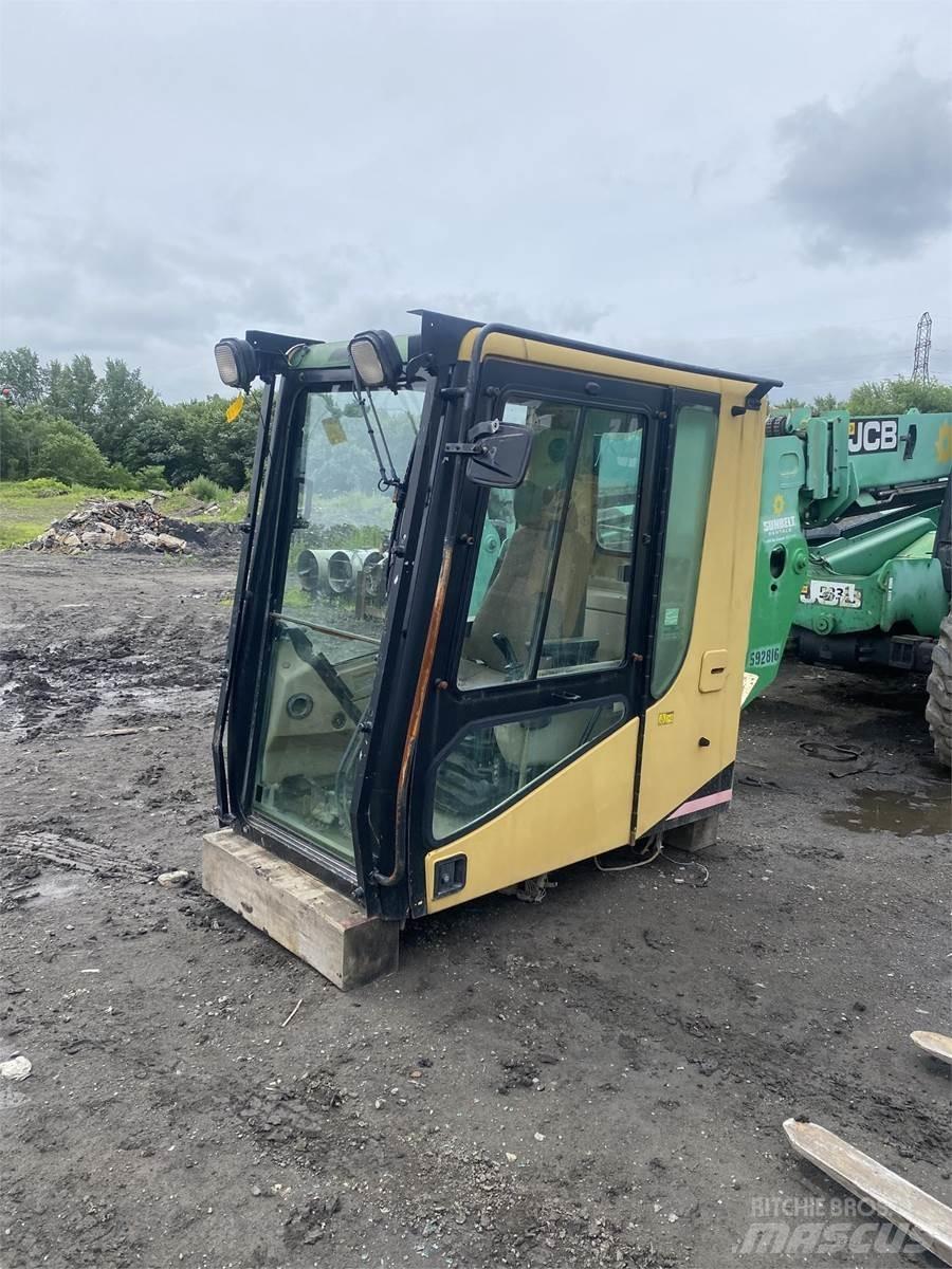 CAT 365 Kabíny a interiér