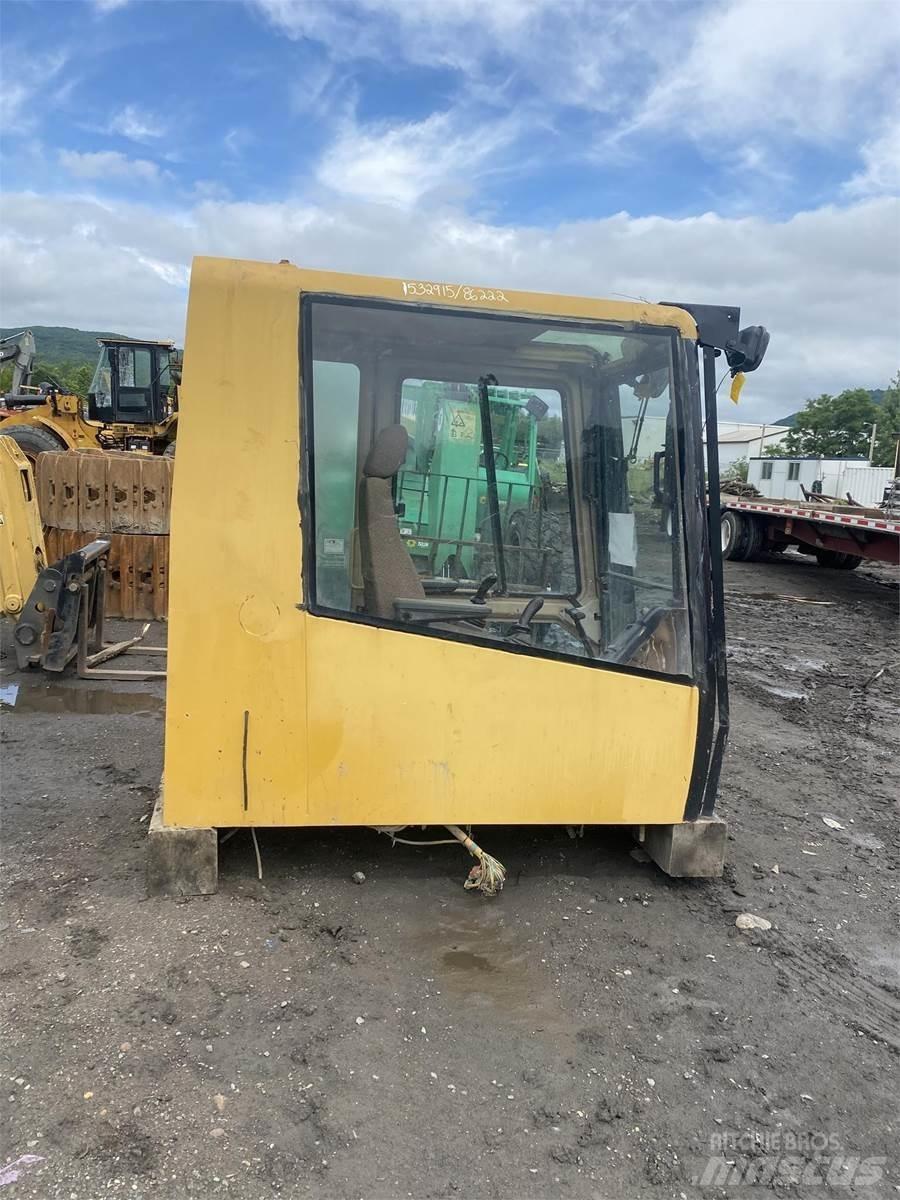CAT 365 Kabíny a interiér