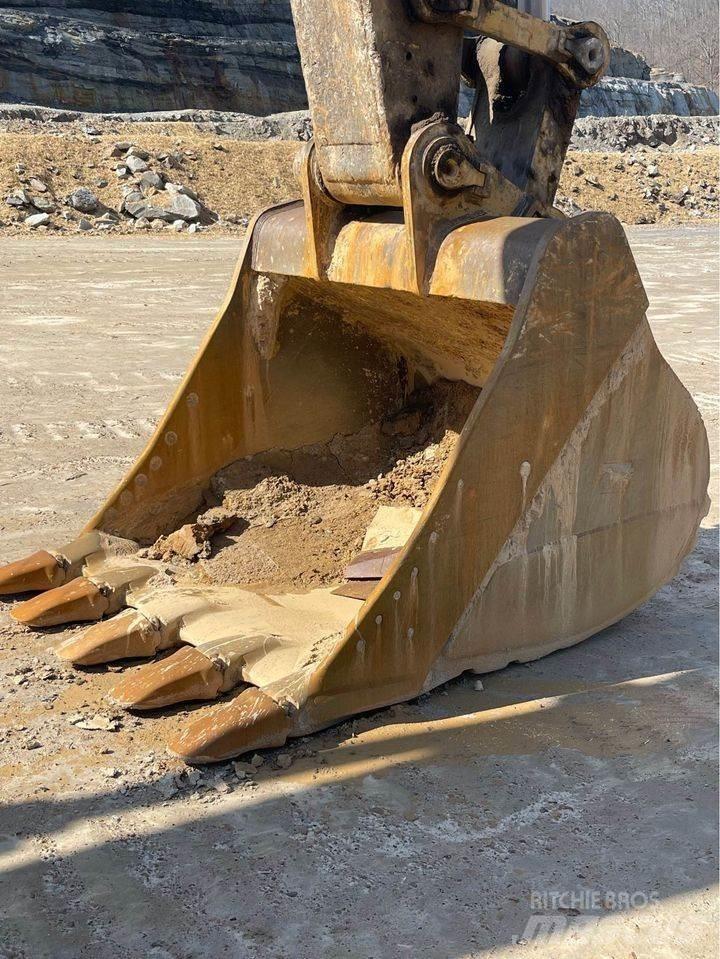 CAT 374DL Pásové rýpadlá