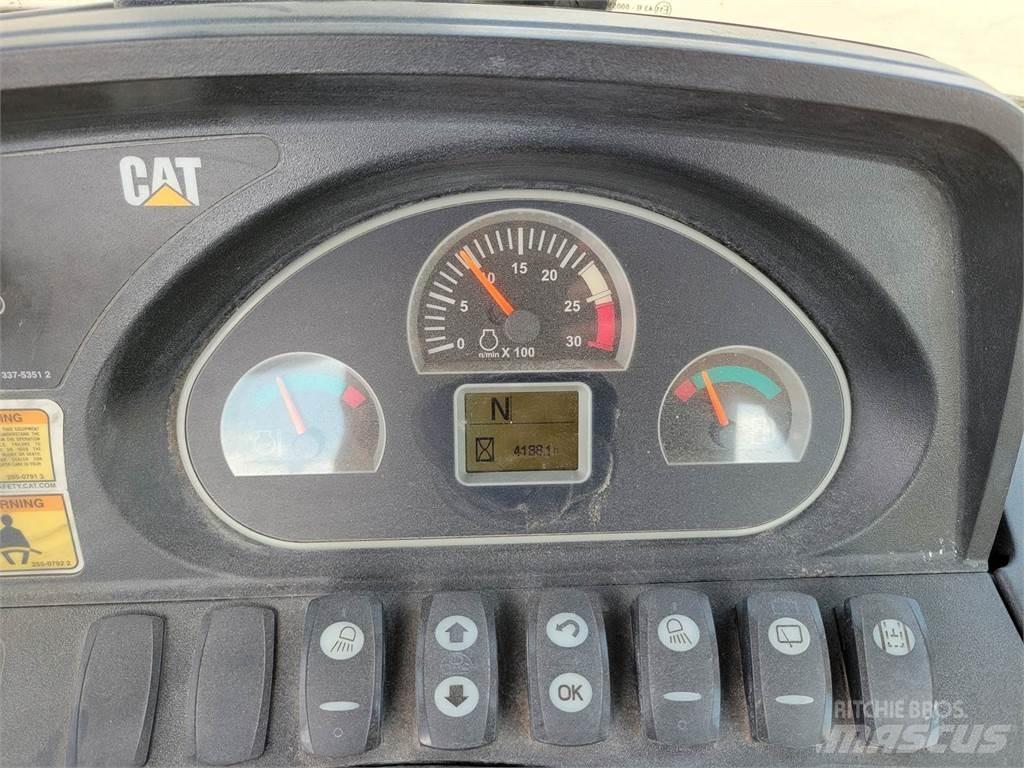 CAT 450F Rýpadlo-nakladače