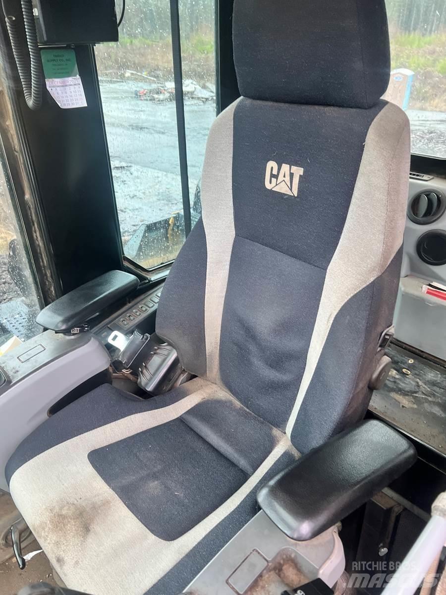 CAT 558LL Lesné nakladače