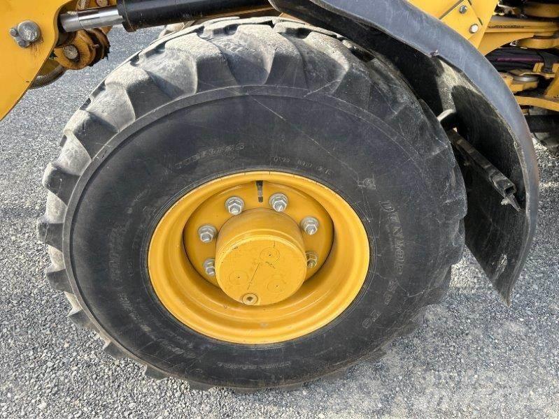 CAT 906M Kolesové nakladače