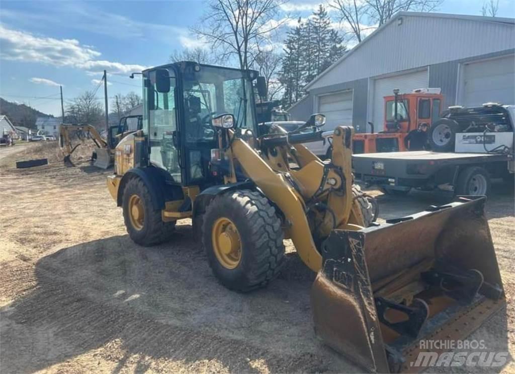 CAT 906M Kolesové nakladače