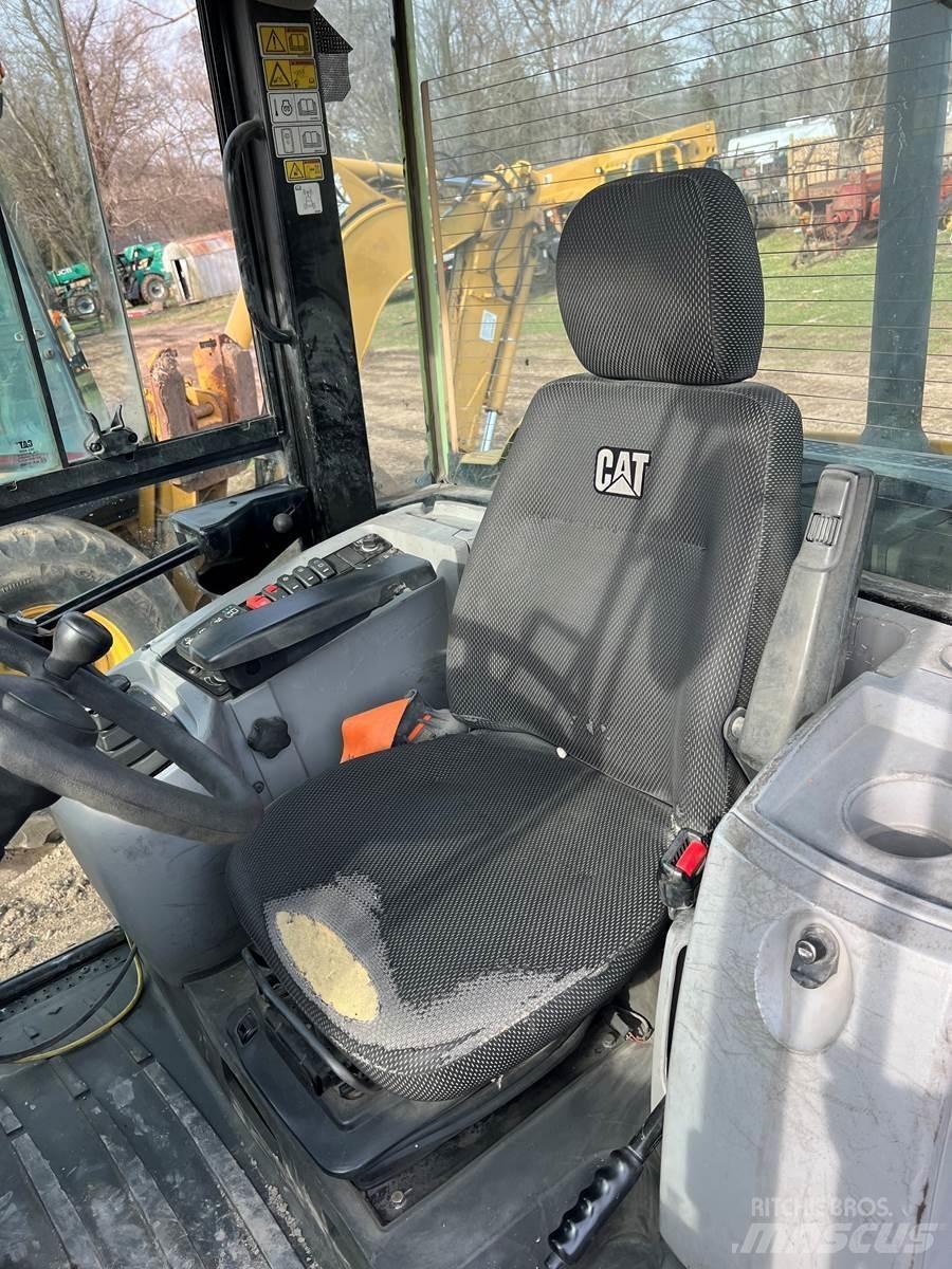 CAT 906M Kolesové nakladače