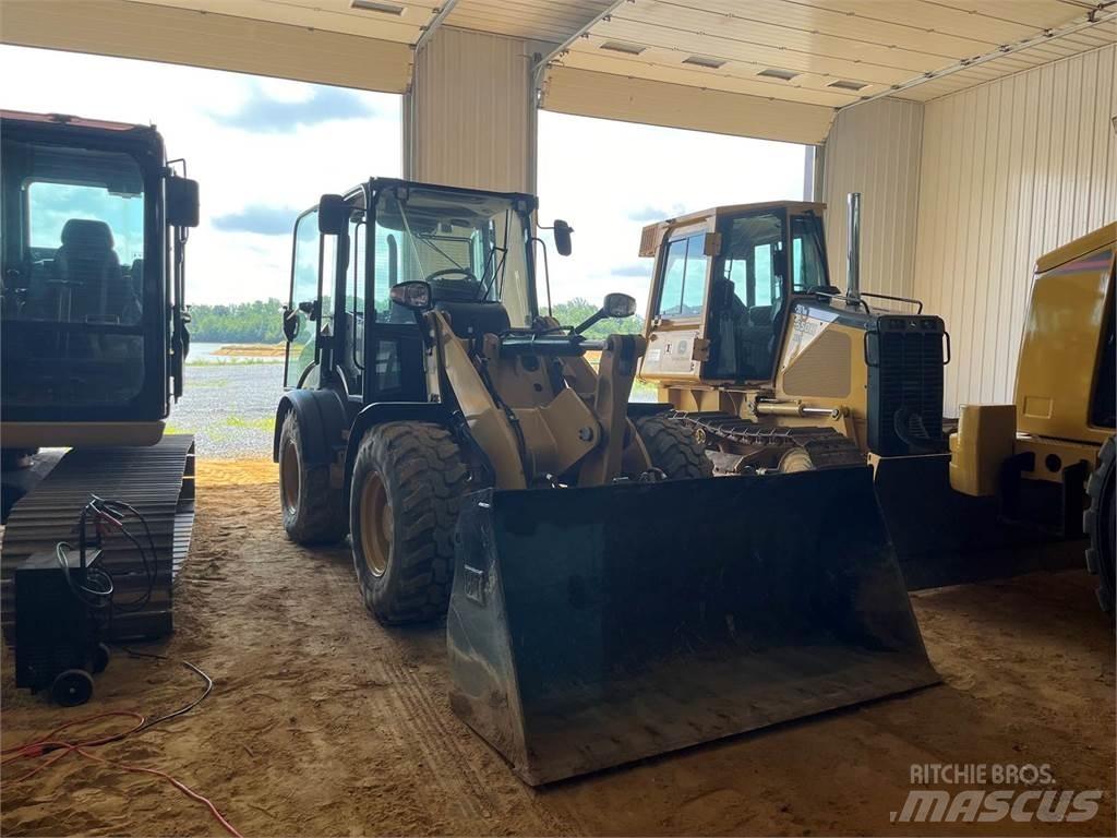 CAT 908M Kolesové nakladače