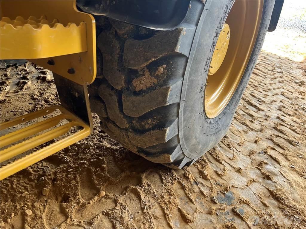 CAT 908M Kolesové nakladače
