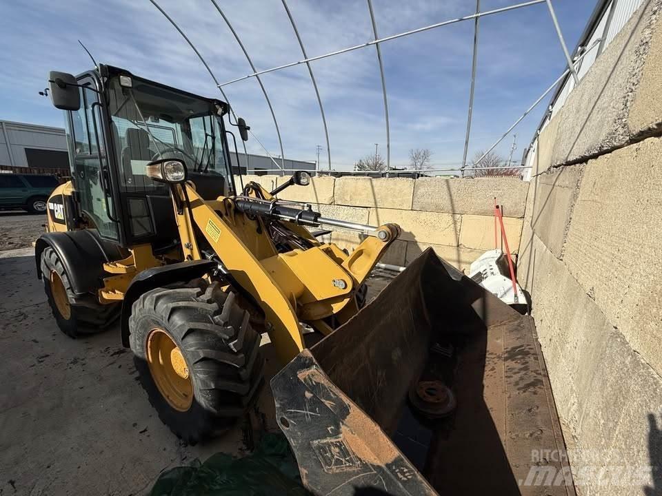 CAT 908M Kolesové nakladače