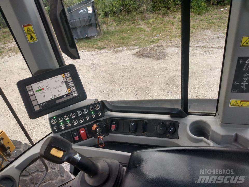 CAT 930M Kolesové nakladače