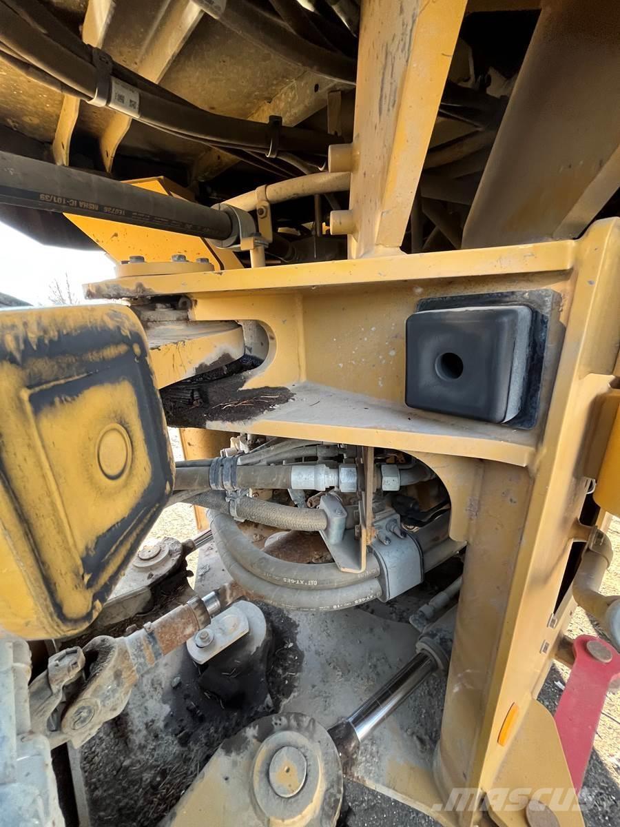 CAT 930M Kolesové nakladače