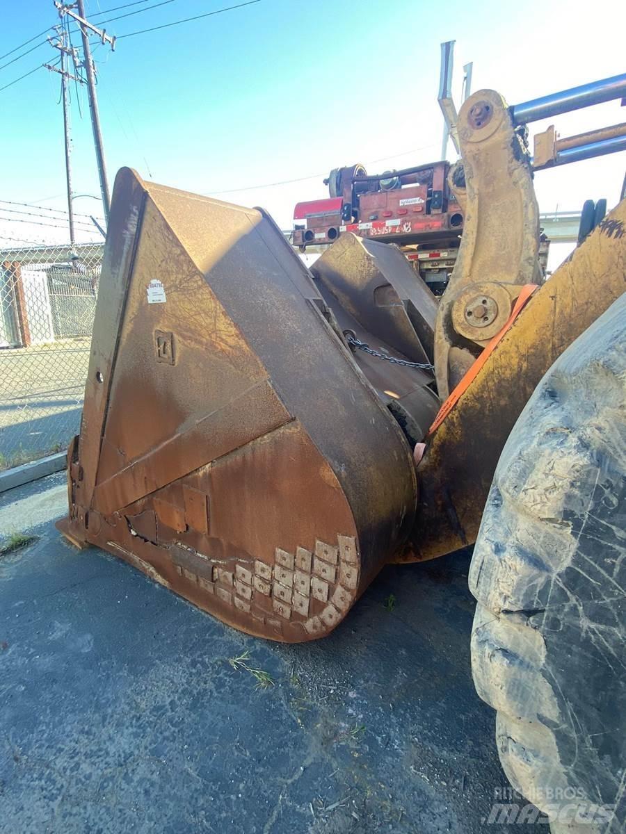 CAT 988F Kolesové nakladače
