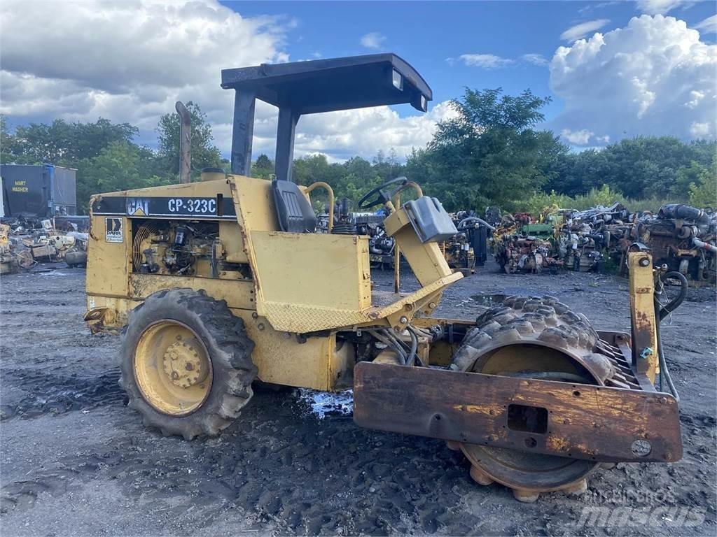 CAT CP323C Pôdne kompaktory