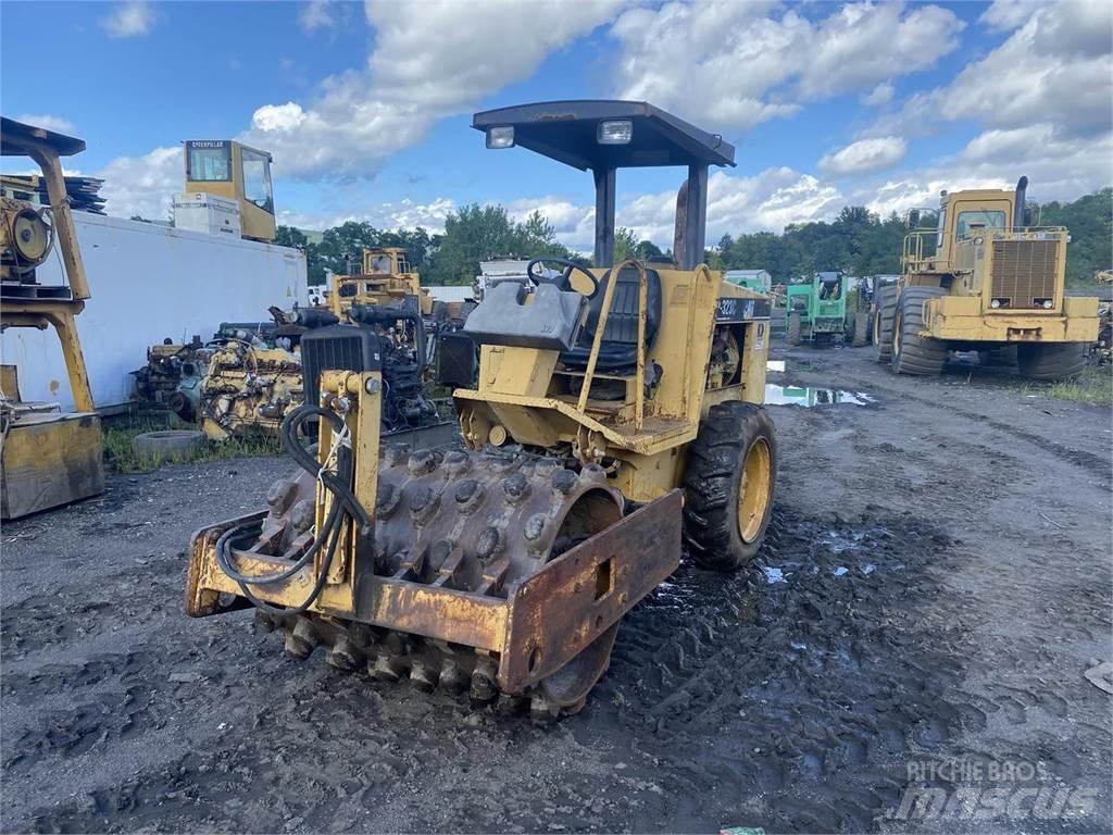 CAT CP323C Pôdne kompaktory