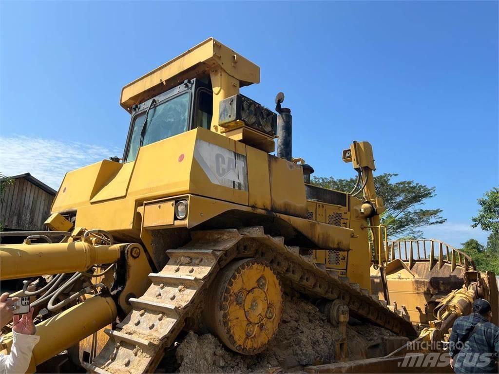 CAT D10T Pásové dozéry