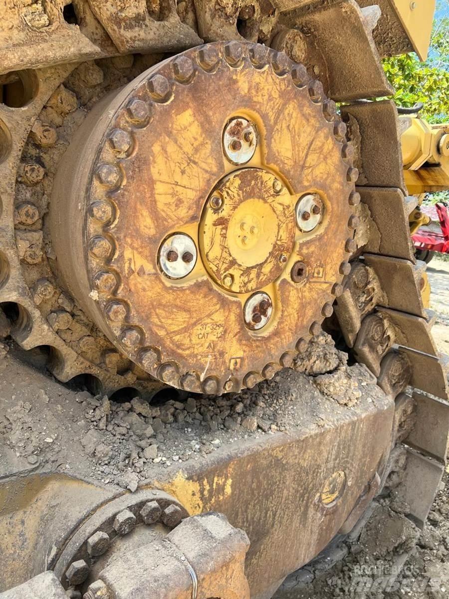 CAT D10T Pásové dozéry