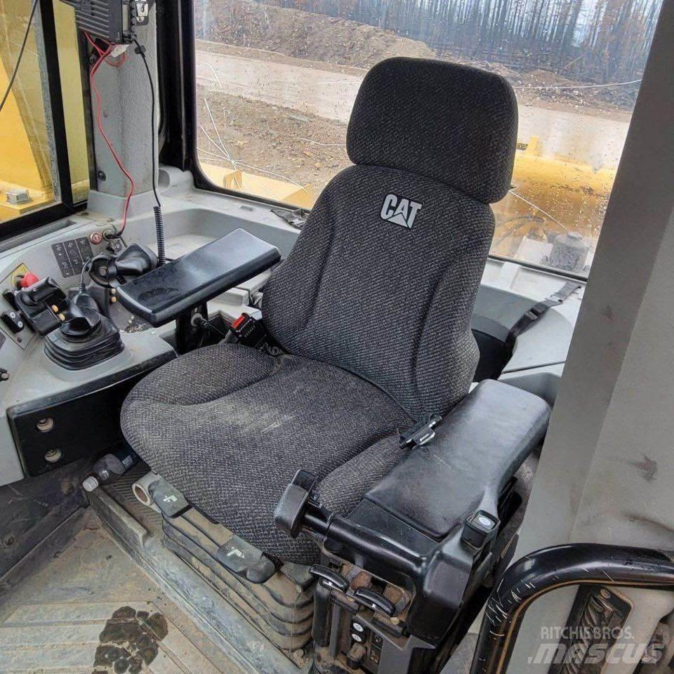 CAT D10T Pásové dozéry