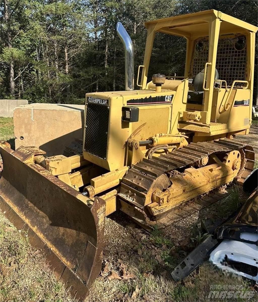 CAT D3B Pásové dozéry