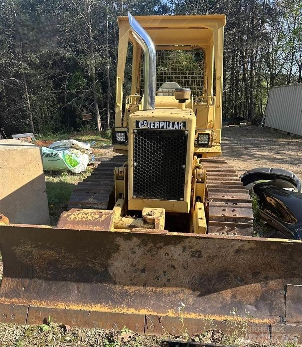 CAT D3B Pásové dozéry