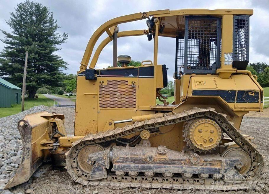 CAT D5M Pásové dozéry