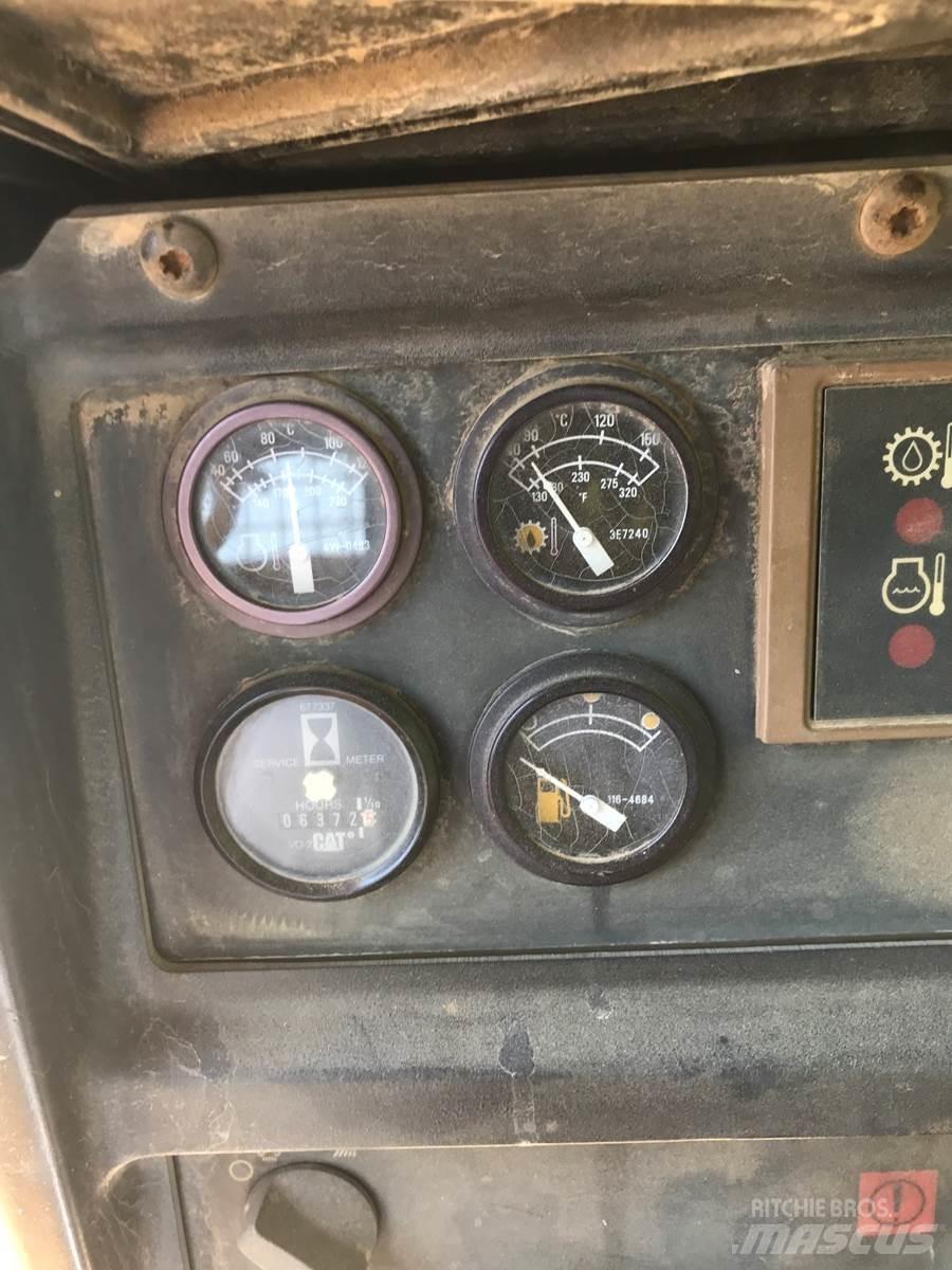 CAT D5M Pásové dozéry