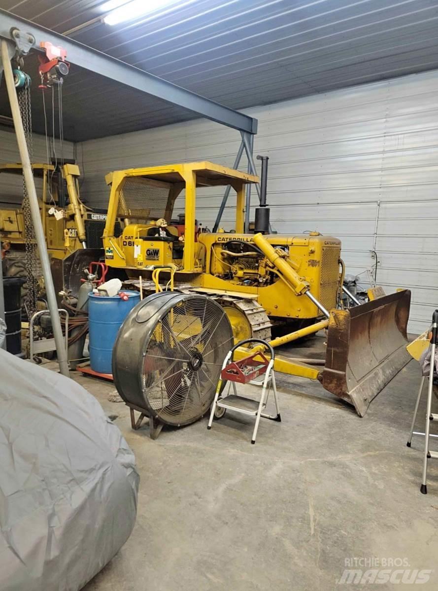 CAT D6B Pásové dozéry