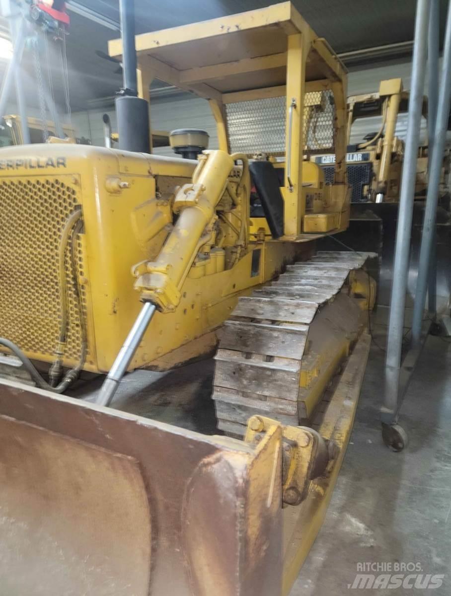 CAT D6B Pásové dozéry