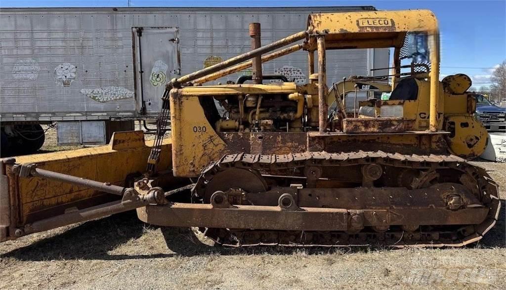 CAT D7 Pásové dozéry