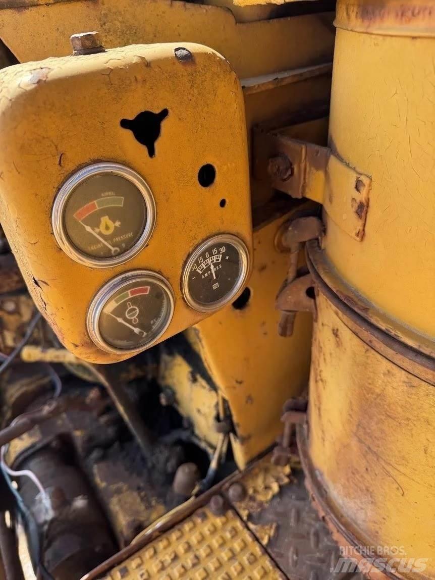 CAT D7 Pásové dozéry