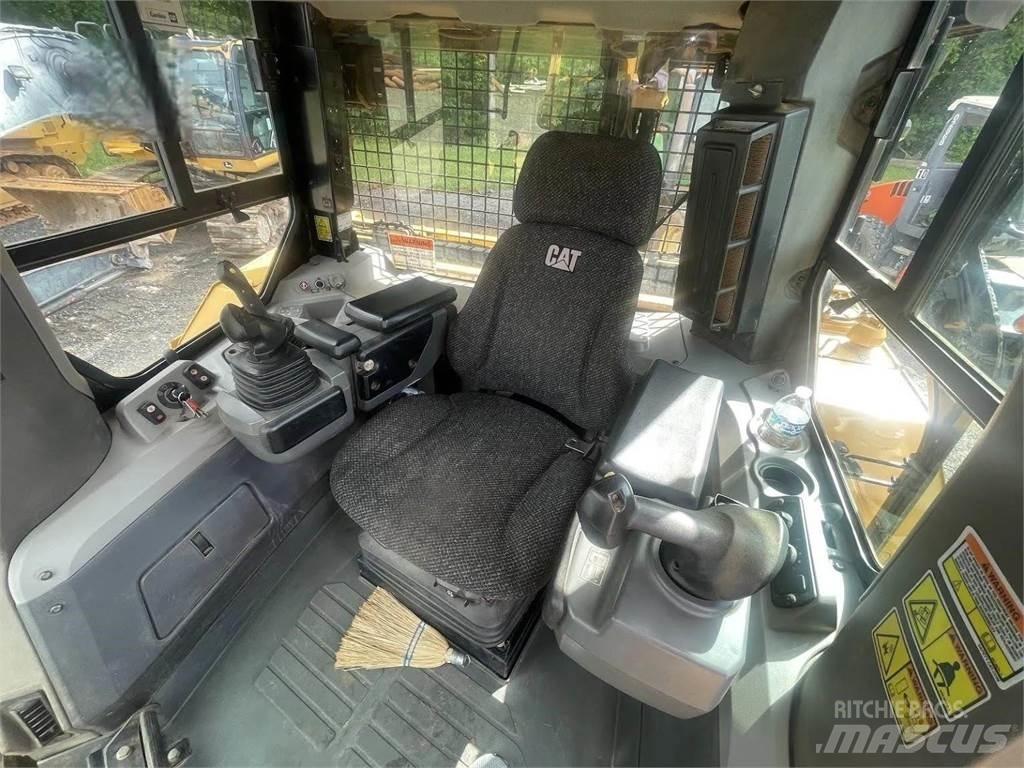 CAT D7E Pásové dozéry