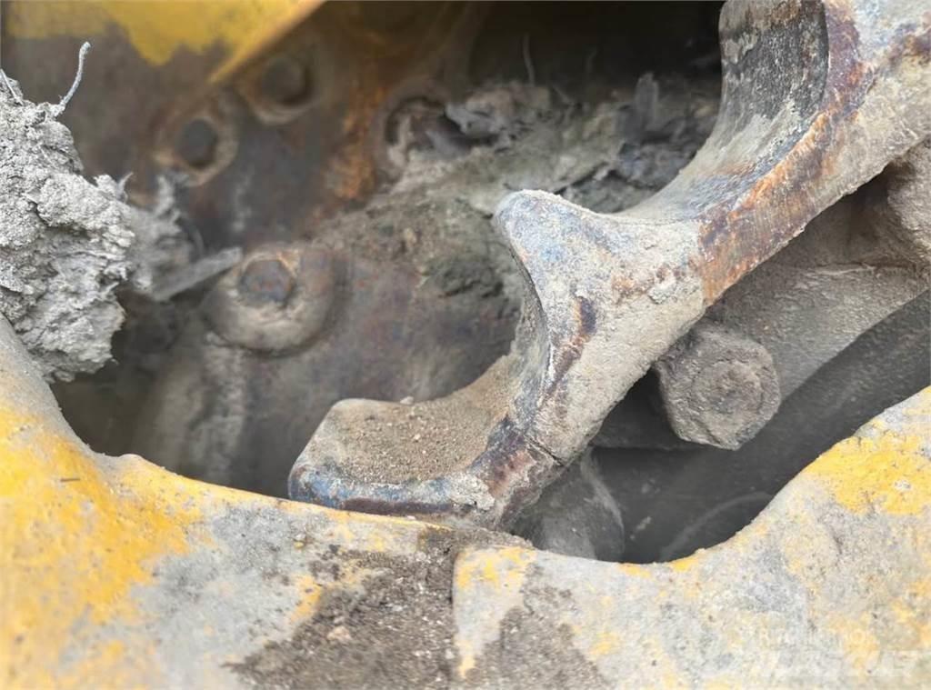 CAT D85E Pásové dozéry