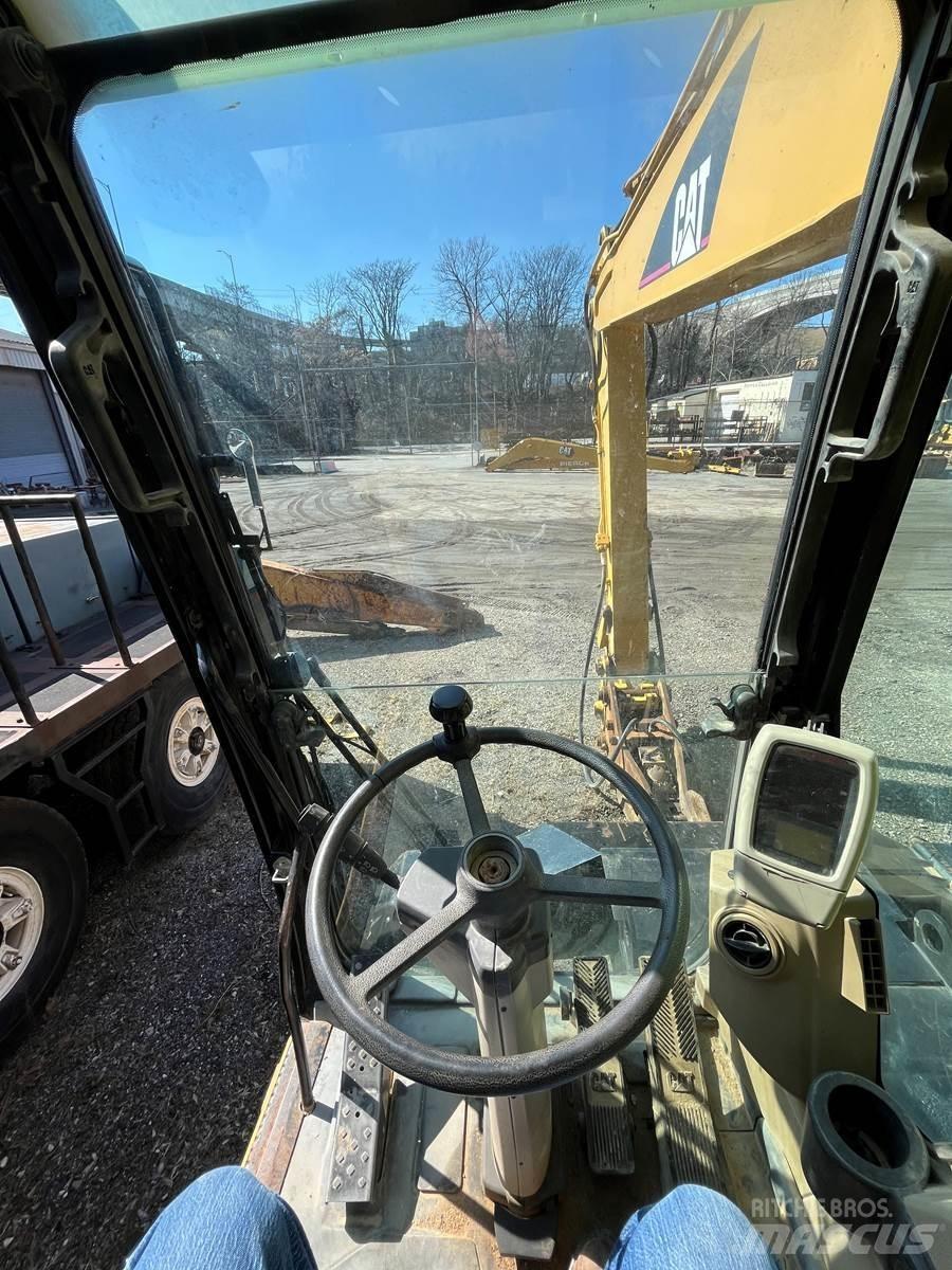CAT M318C Kolesové rýpadlá