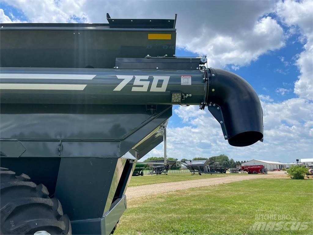 Demco 750 Obilné návesy